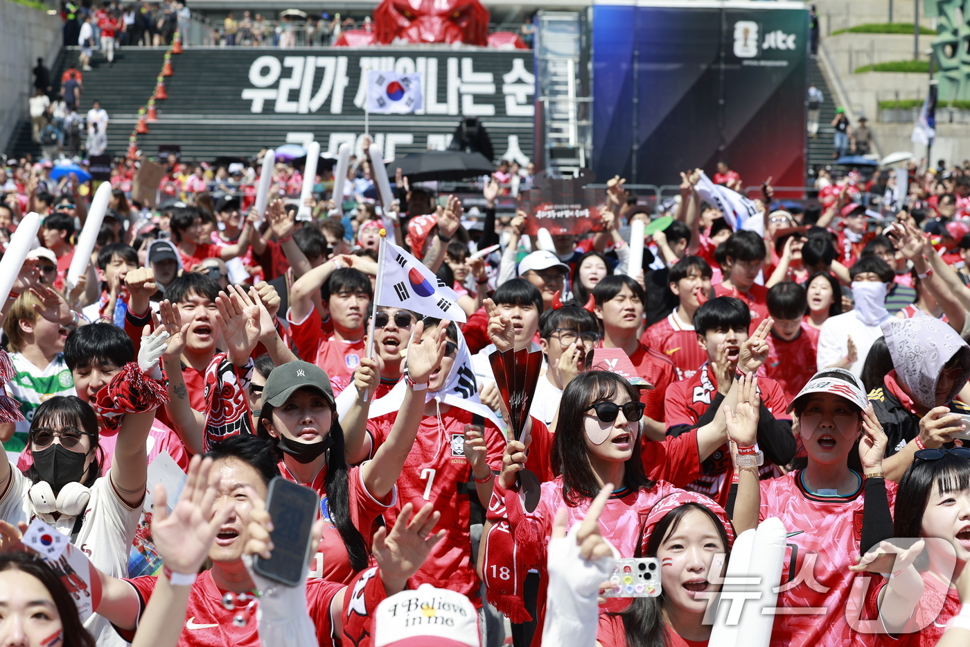 (서울=뉴스1) 안은나 기자 = 축구국가대표팀 공식 서포터즈 붉은악마를 비롯한 시민들이 12일 서울 종로구 광화문광장에서 2026 북중미월드컵 A조 조별리그 1차전 대한민국과 체코 …