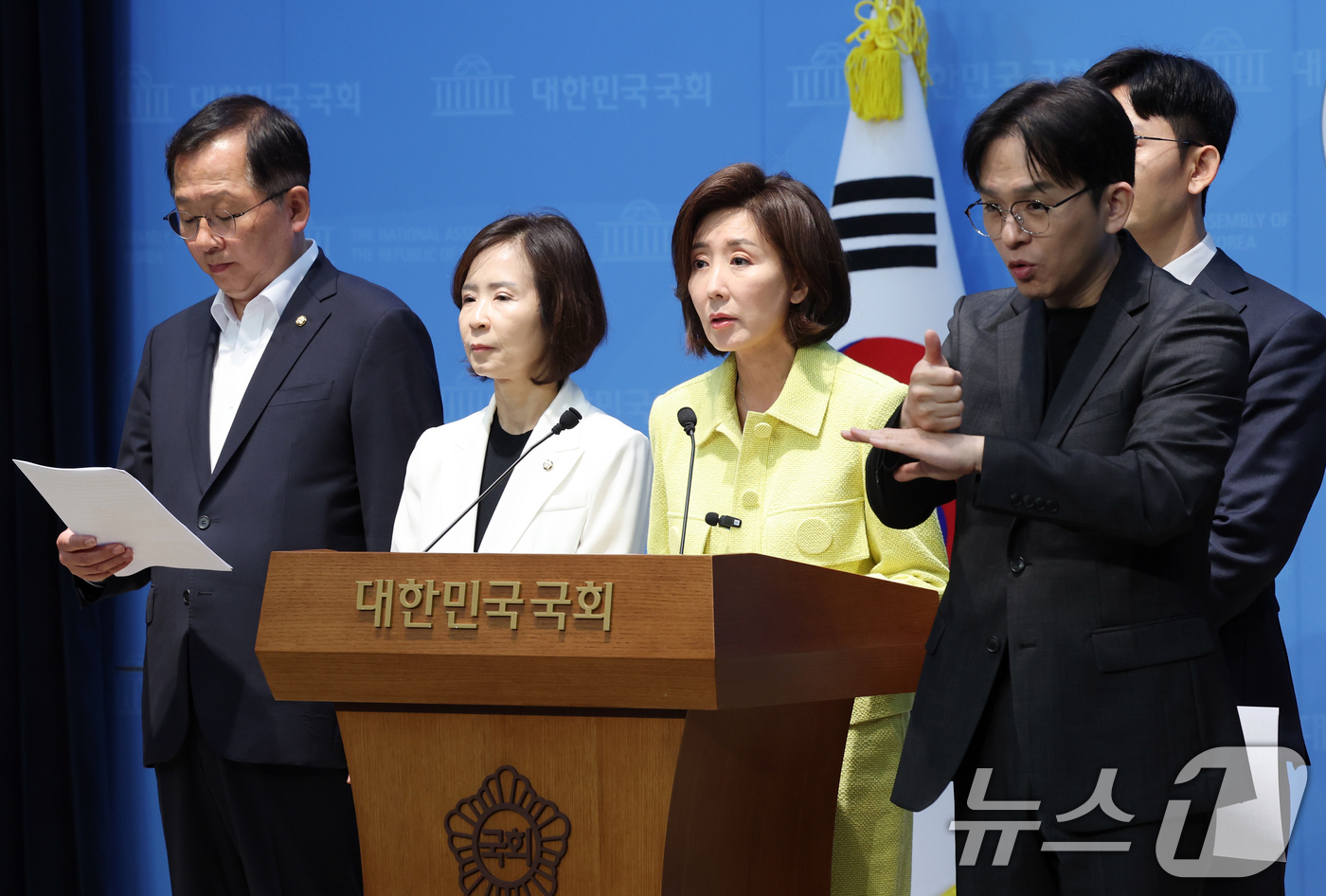 (서울=뉴스1) 황기선 기자 = 나경원 국민의힘 의원이 12일 오전 서울 여의도 국회에서 6·3 지방선거 부실 사태 관련 기자회견을 하고 있다.  2026.6.12/뉴스1