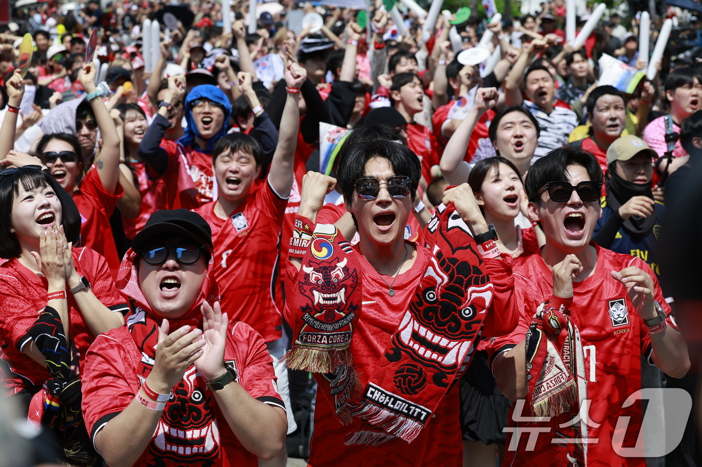 (서울=뉴스1) 안은나 기자 = 축구국가대표팀 공식 서포터즈 붉은악마를 비롯한 시민들이 12일 서울 종로구 광화문광장에서 2026 북중미월드컵 A조 조별리그 1차전 대한민국과 체코 …