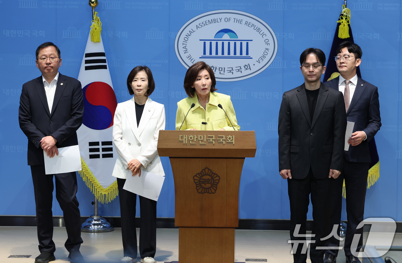 (서울=뉴스1) 황기선 기자 = 나경원 국민의힘 의원이 12일 오전 서울 여의도 국회에서 6·3 지방선거 부실 사태 관련 기자회견을 하고 있다.  2026.6.12/뉴스1