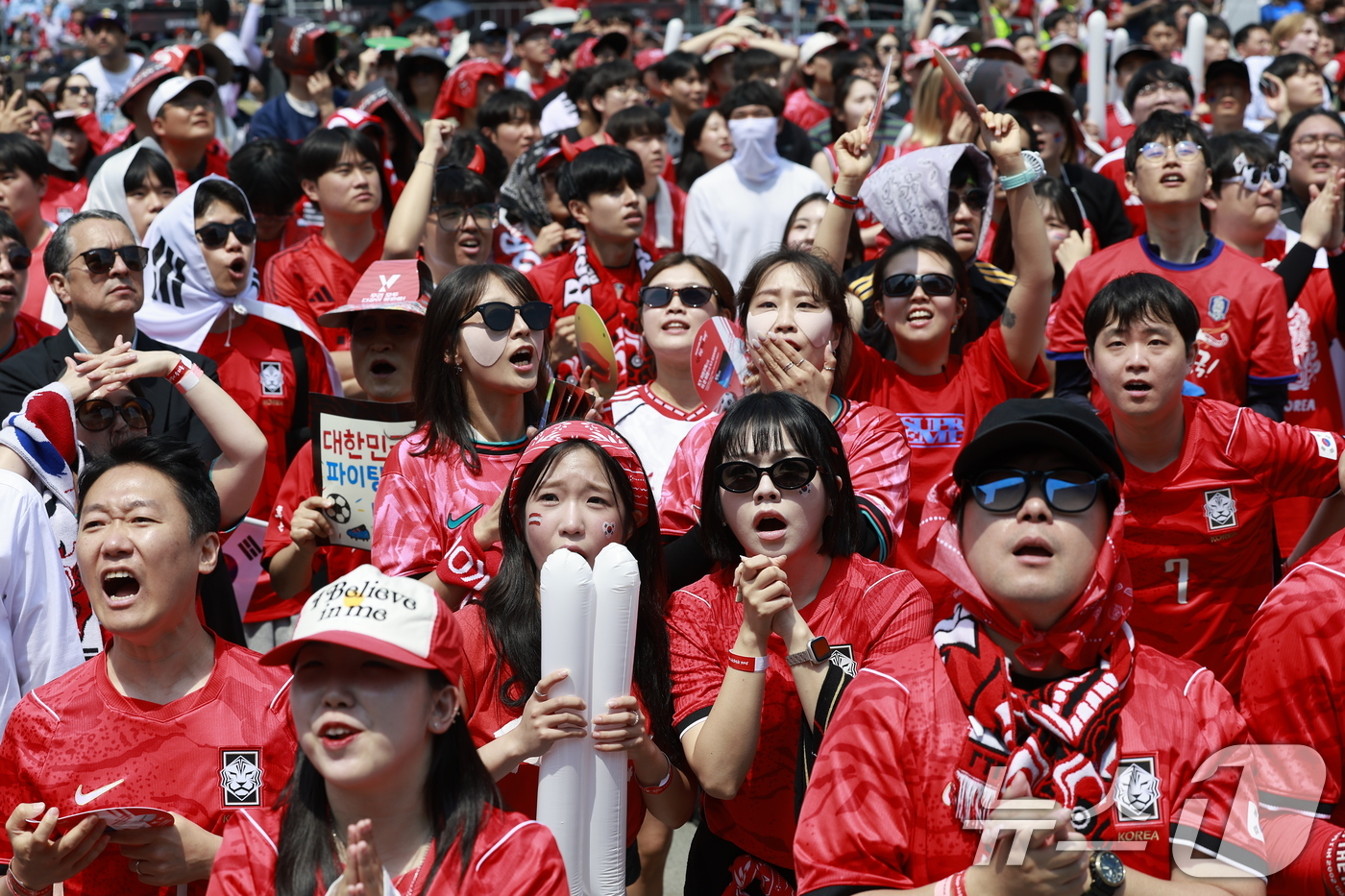 (서울=뉴스1) 안은나 기자 = 축구국가대표팀 공식 서포터즈 붉은악마를 비롯한 시민들이 12일 서울 종로구 광화문광장에서 2026 북중미월드컵 A조 조별리그 1차전 대한민국과 체코 …