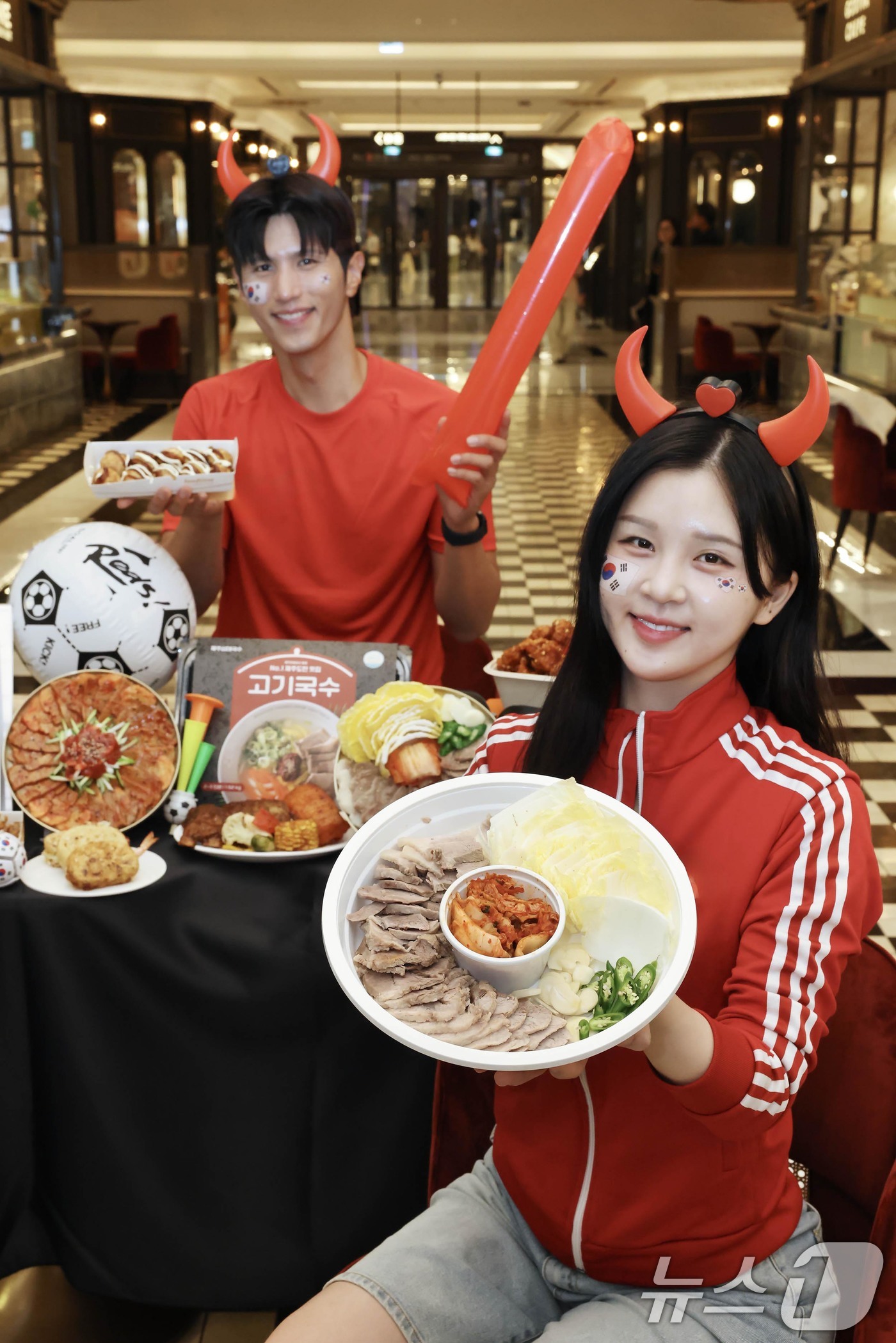 (서울=뉴스1) = 12일 서울 강남구 신세계백화점 강남점 지하1층 식품관에서 모델들이 2026 북중미월드컵을 맞아 집에서 경기를 즐기는 '집관족'을 위한 응원 간식들을 소개하고 …