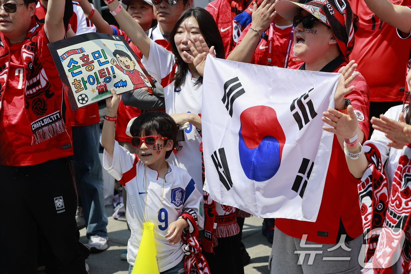 (서울=뉴스1) 안은나 기자 = 축구국가대표팀 공식 서포터즈 붉은악마를 비롯한 시민들이 12일 서울 종로구 광화문광장에서 2026 북중미월드컵 A조 조별리그 1차전 대한민국과 체코 …