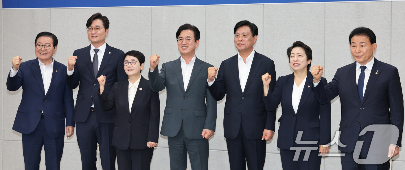 (대전=뉴스1) 김기태 기자 = 허태정 대전시장 당선인과 대전지역 국회의원들이 12일 대전 중구 옛 충남도청사에 마련된 대전시장 인수위원회 소회의실에서 간담회에 앞서 기념촬영 하고 …