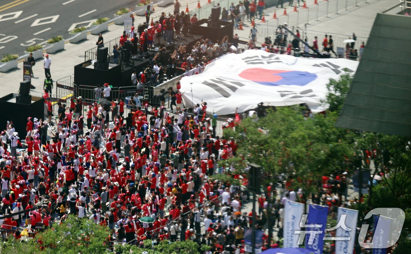 본문 이미지 - 축구국가대표팀 공식 서포터즈 붉은악마를 비롯한 시민들이 12일 서울 종로구 광화문광장에서 2026 북중미월드컵 A조 조별리그 1차전 대한민국과 체코의 경기 응원을 펼치고 있다. ⓒ 뉴스1 김명섭 기자