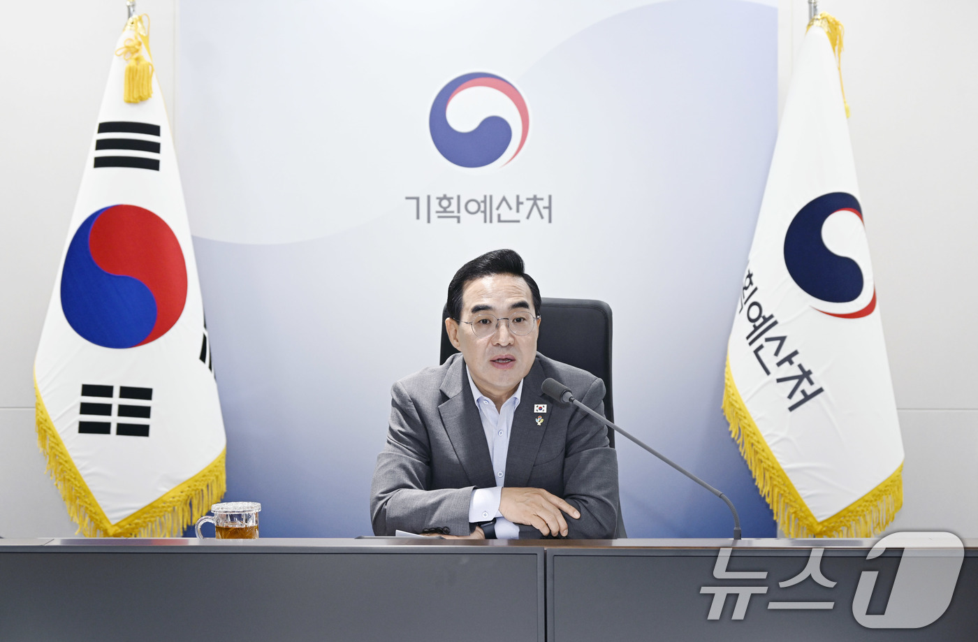 (서울=뉴스1) = 박홍근 기획예산처 장관이 12일 오전 정부세종청사에서 열린 '제6차 기획예산처 확대간부회의'에서 모두발언을 하고 있다. (기획예산처 제공. 재판매 및 DB금지) …