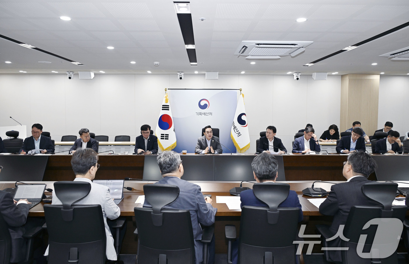 (서울=뉴스1) = 박홍근 기획예산처 장관이 12일 오전 정부세종청사에서 열린 '제6차 기획예산처 확대간부회의'를 주재하고 있다. (기획예산처 제공. 재판매 및 DB금지) 2026 …