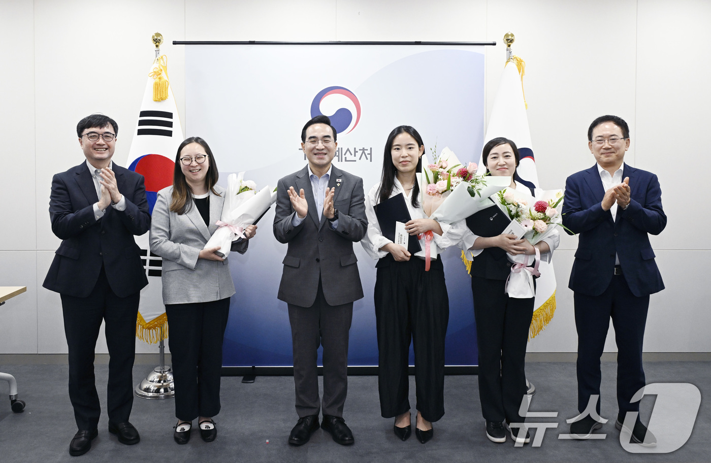 (서울=뉴스1) = 박홍근 기획예산처 장관(왼쪽 세 번째)이 12일 오전 정부세종청사에서 열린 '제6차 기획예산처 확대간부회의'에서 정책우수포상금 수여 후 수상자 등과 기념촬영을 …