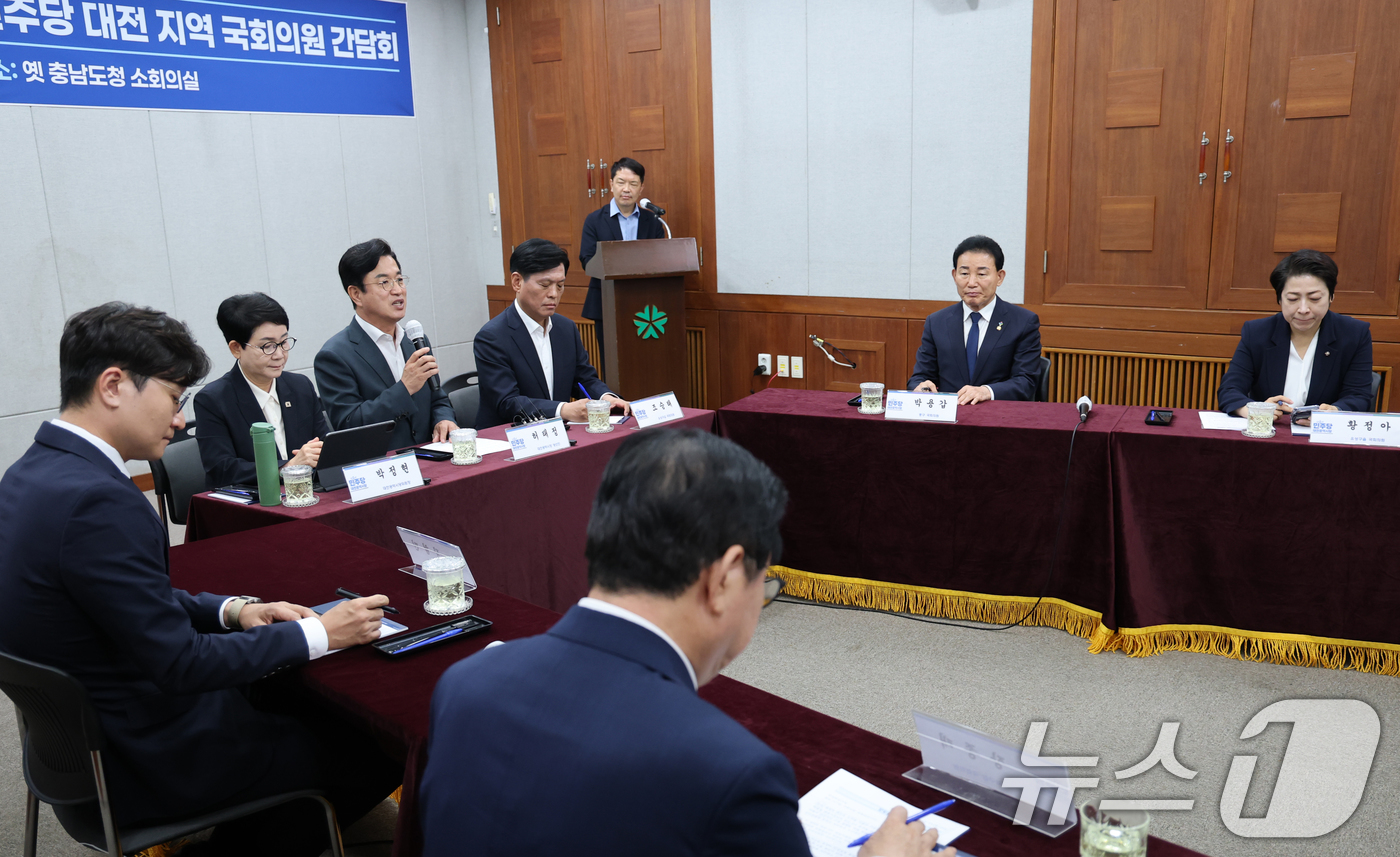 (대전=뉴스1) 김기태 기자 = 허태정 대전시장 당선인이 12일 대전 중구 옛 충남도청사에 마련된 대전시장 인수위원회 소회의실에서 대전지역 국회의원 간담회에서 발언하고 있다.  2 …