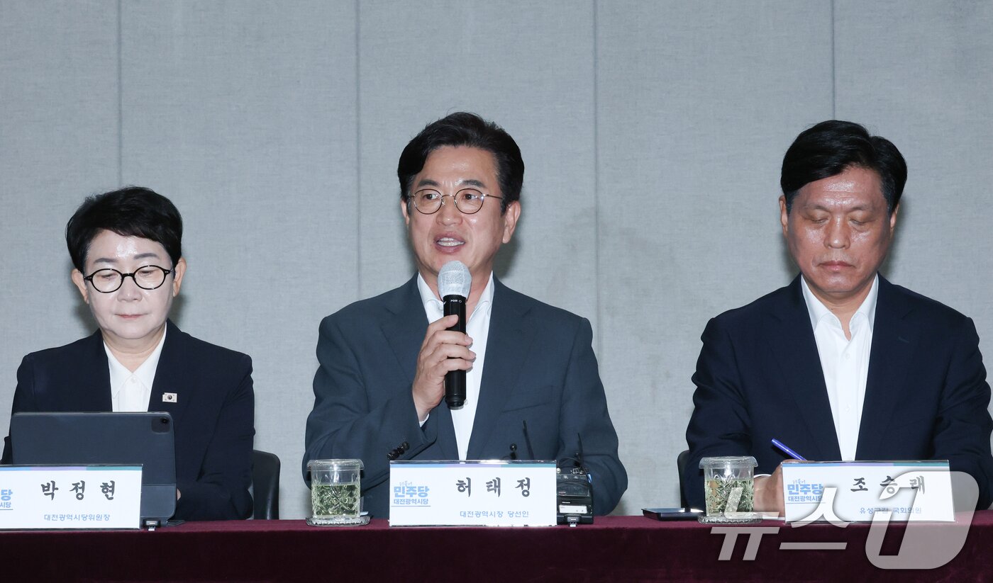 본문 이미지 - 허태정 대전시장 당선인이 12일 대전 중구 옛 충남도청사에 마련된 대전시장 인수위원회 소회의실에서 대전지역 국회의원 간담회에 앞서 발언하고 있다. 2026.6.12 ⓒ 뉴스1 김기태 기자