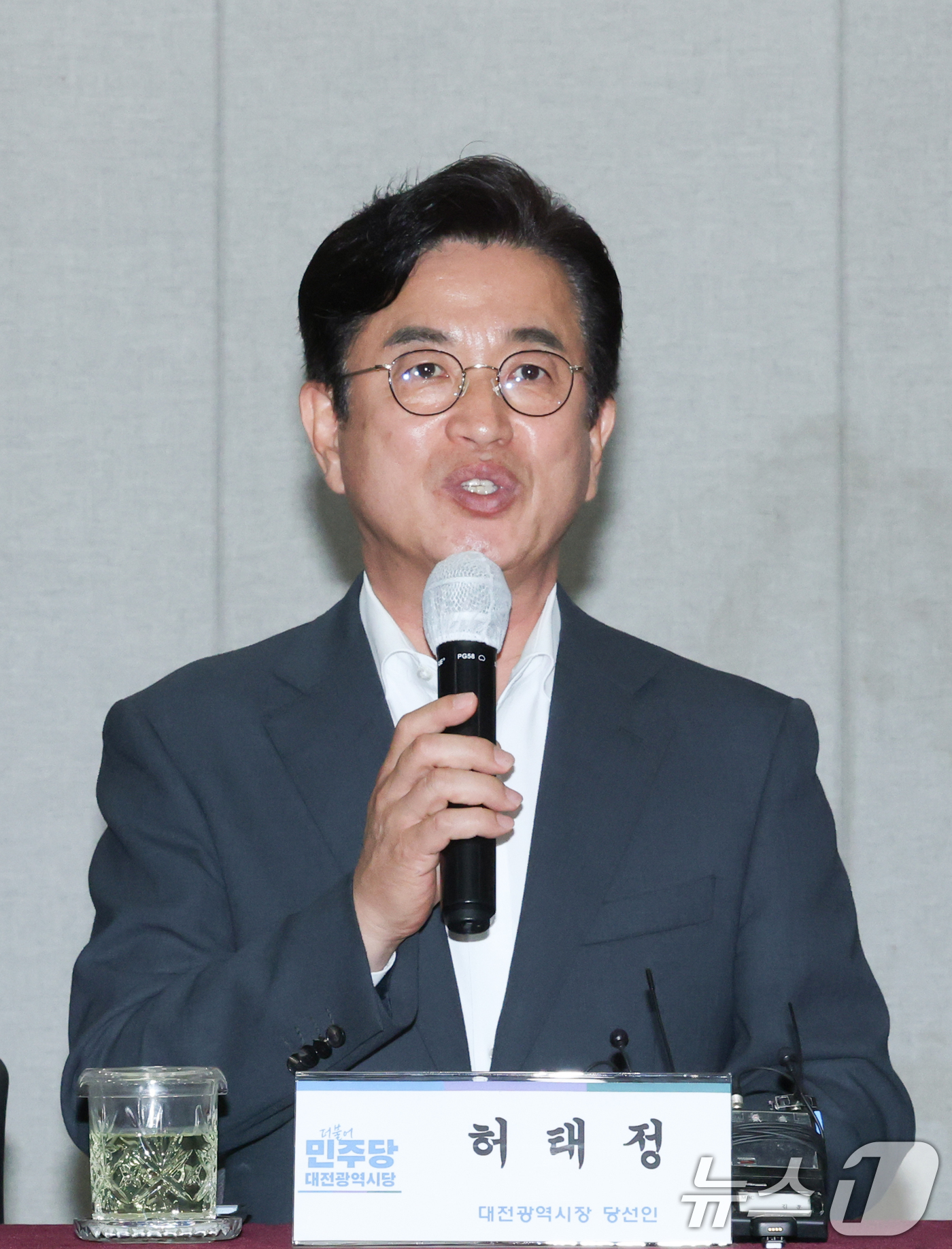 (대전=뉴스1) 김기태 기자 = 허태정 대전시장 당선인이 12일 대전 중구 옛 충남도청사에 마련된 대전시장 인수위원회 소회의실에서 대전지역 국회의원 간담회에서 발언하고 있다.  2 …