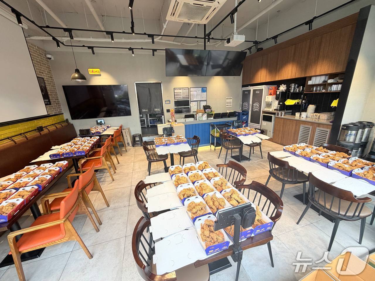 본문 이미지 - 12일 2026 북중미 월드컵에 참가한 한국과 체코의 조별 리그 1차전을 앞두고 여의도의 한 치킨집이 주문받은 물량을 준비하는 모습.