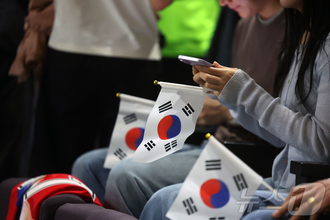 본문 이미지 - 2026 FIFA 북중미 월드컵 대한민국 축구 국가대표팀의 첫 예선전이 열린 12일 오전, 광주 남구 광주대학교 호심관 대강당에서 학생들이 태극기를 들고 응원을 하고 있다. 2026.6.12 ⓒ 뉴스1 조수민 수습기자