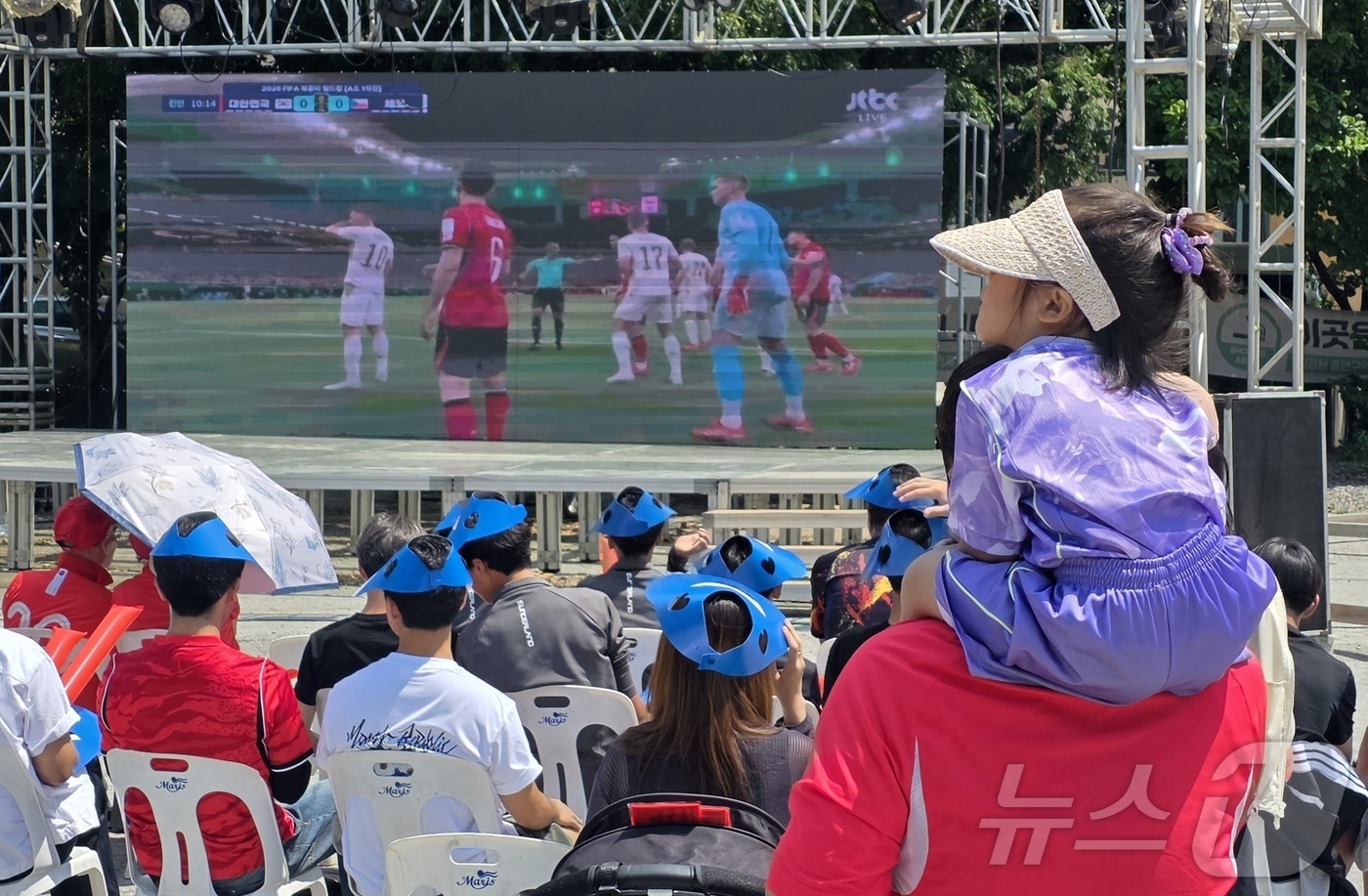 (천안=뉴스1) 이시우 기자 = '2026 FIFA 월드컵' 대한민국 대표팀 첫 경기가 열린 12일 충남 천안시 동남구 신부동 홍익스포츠타운 주차장에 마련된 단체 응원장에서 문유빈 …