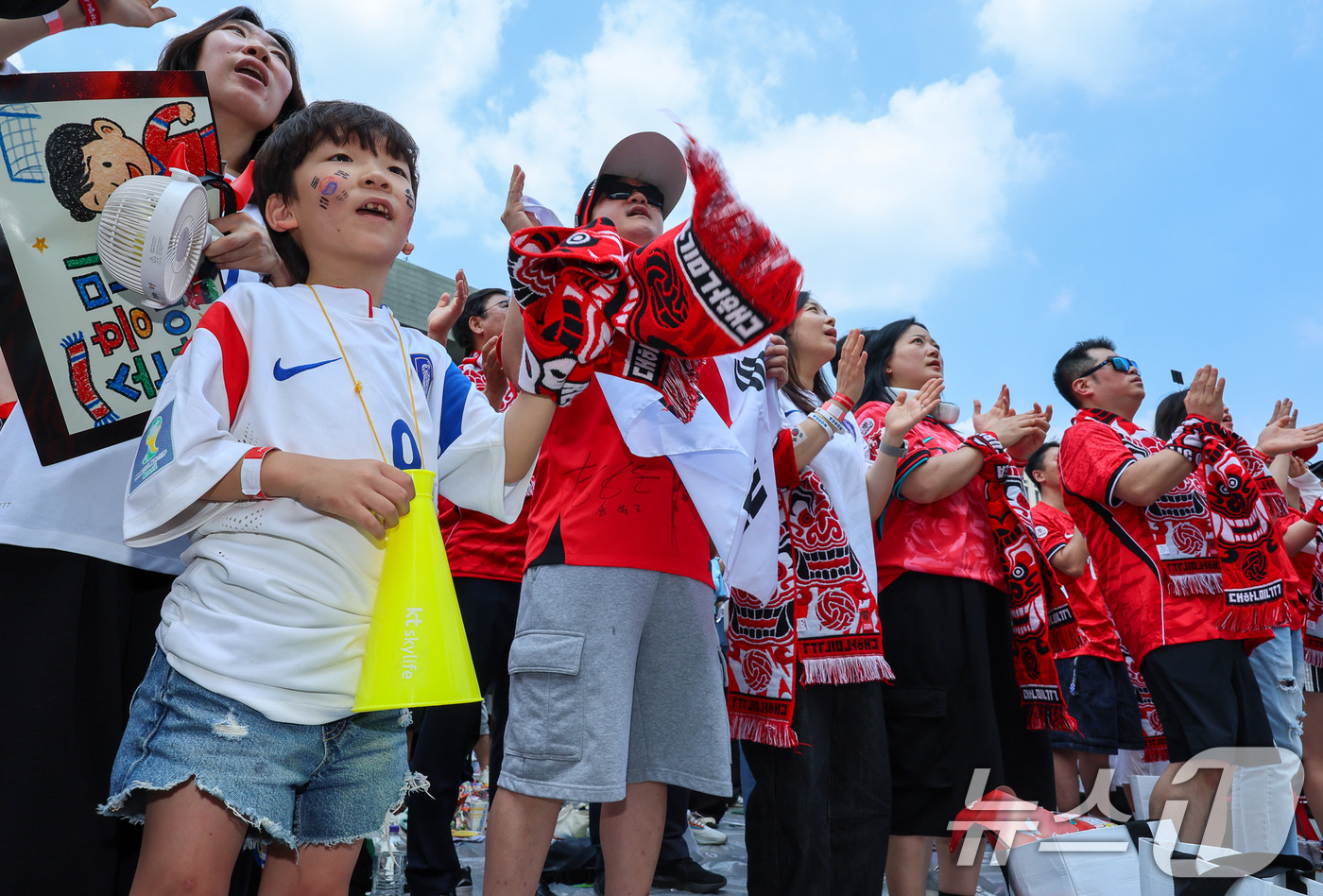 (서울=뉴스1) 안은나 기자 = 축구국가대표팀 공식 서포터즈 붉은악마를 비롯한 시민들이 12일 서울 종로구 광화문광장에서 2026 북중미월드컵 A조 조별리그 1차전 대한민국과 체코 …