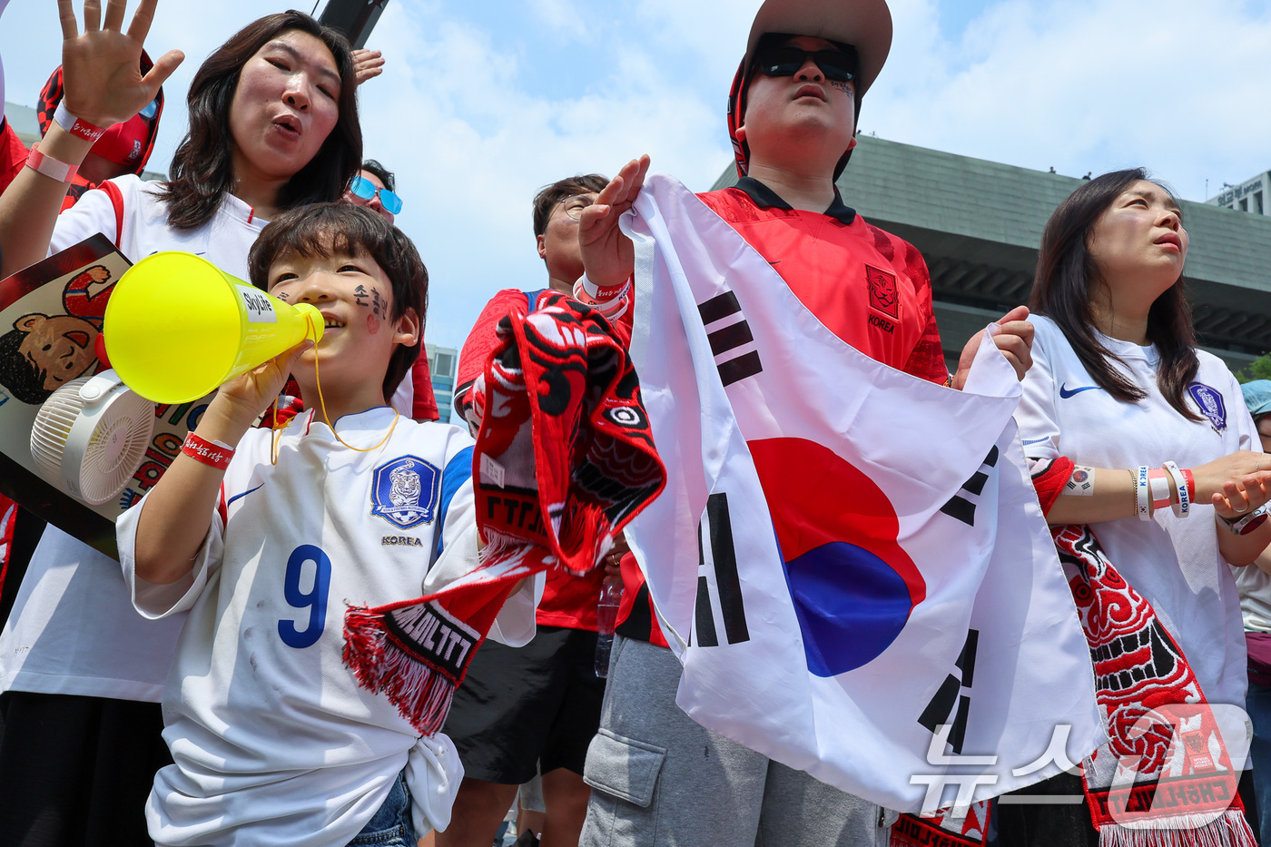 (서울=뉴스1) 안은나 기자 = 축구국가대표팀 공식 서포터즈 붉은악마를 비롯한 시민들이 12일 서울 종로구 광화문광장에서 2026 북중미월드컵 A조 조별리그 1차전 대한민국과 체코 …