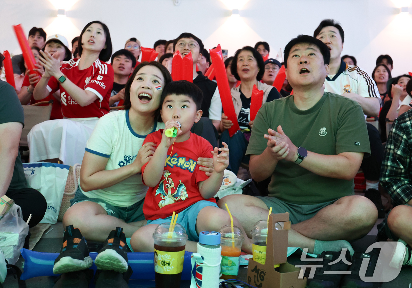(서울=뉴스1) 최지환 기자 = 시민들이 12일 서울 성동구 뚝섬한강공원 복합문화공간 한강플플에서 2026 북중미월드컵 A조 조별리그 1차전 대한민국과 체코의 경기를 화면으로 지켜 …