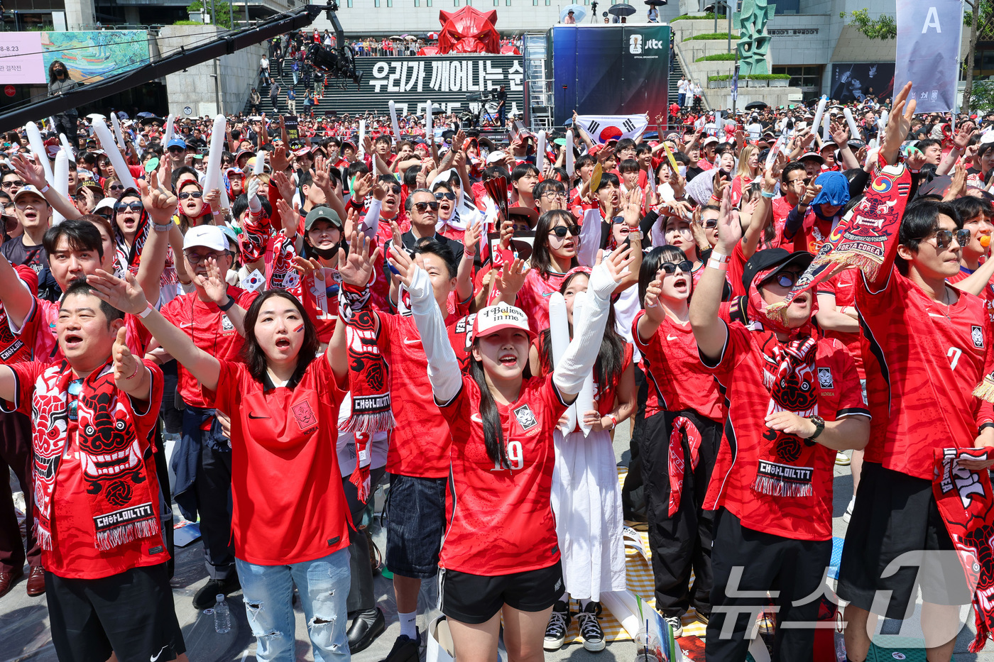 (서울=뉴스1) 안은나 기자 = 축구국가대표팀 공식 서포터즈 붉은악마를 비롯한 시민들이 12일 서울 종로구 광화문광장에서 2026 북중미월드컵 A조 조별리그 1차전 대한민국과 체코 …