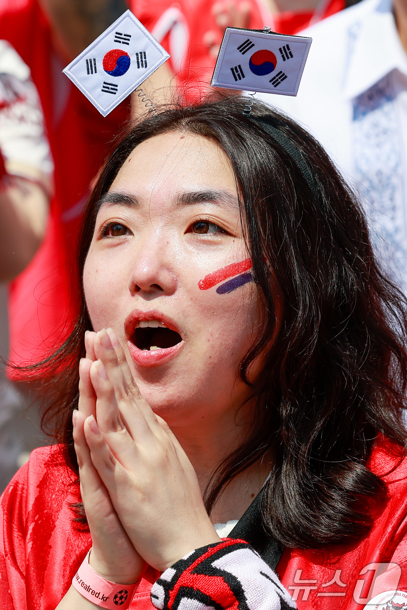 (서울=뉴스1) 안은나 기자 = 축구국가대표팀 공식 서포터즈 붉은악마를 비롯한 시민들이 12일 서울 종로구 광화문광장에서 2026 북중미월드컵 A조 조별리그 1차전 대한민국과 체코 …