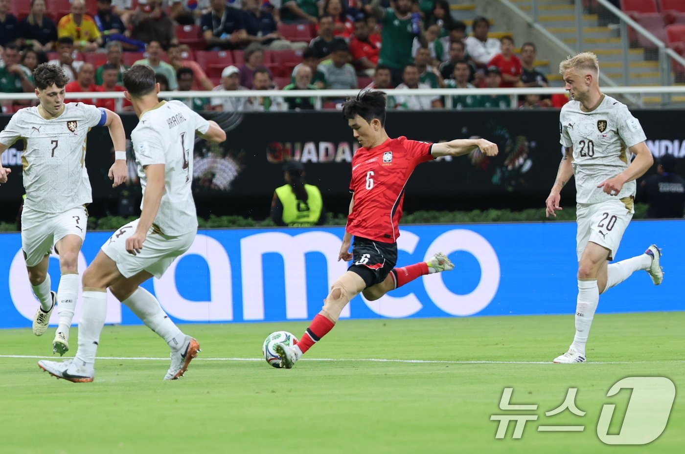 (과달라하라(멕시코)=뉴스1) 박지혜 기자 = 대한민국 축구국가대표팀 황인범이 11일(현지시간) 멕시코 할리스코주 사포판 과달라하라 스타디움에서 열린 2026 북중미 월드컵 A조 …