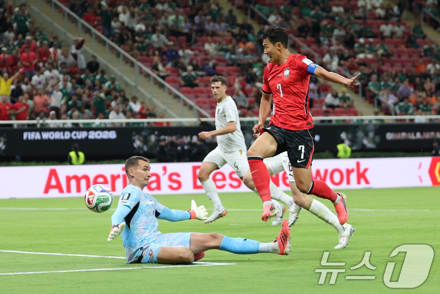 (과달라하라(멕시코)=뉴스1) 박지혜 기자 = 대한민국 축구국가대표팀 손흥민이 11일(현지시간) 멕시코 할리스코주 사포판 과달라하라 스타디움에서 열린 2026 북중미 월드컵 A조 …
