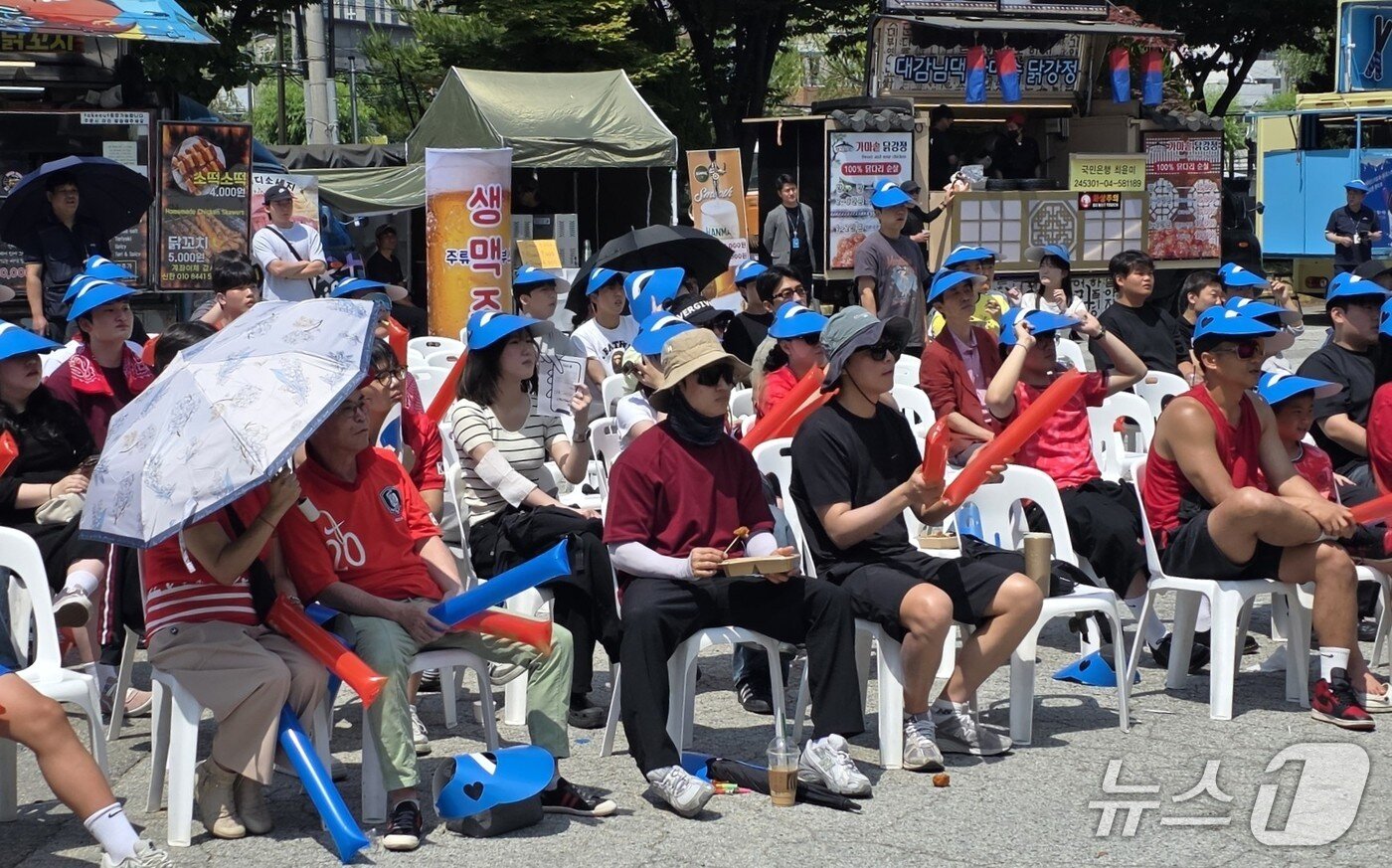 본문 이미지 - 12일 천안에서 마련된 단체응원전에 참석한 시민들./뉴스1