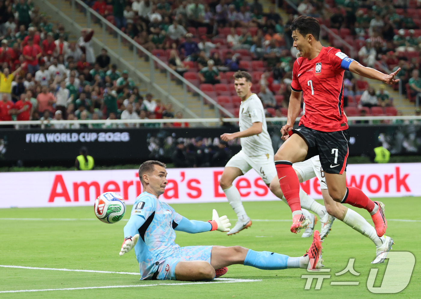 (과달라하라(멕시코)=뉴스1) 박지혜 기자 = 대한민국 축구국가대표팀 손흥민이 11일(현지시간) 멕시코 할리스코주 사포판 과달라하라 스타디움에서 열린 2026 북중미 월드컵 A조 …
