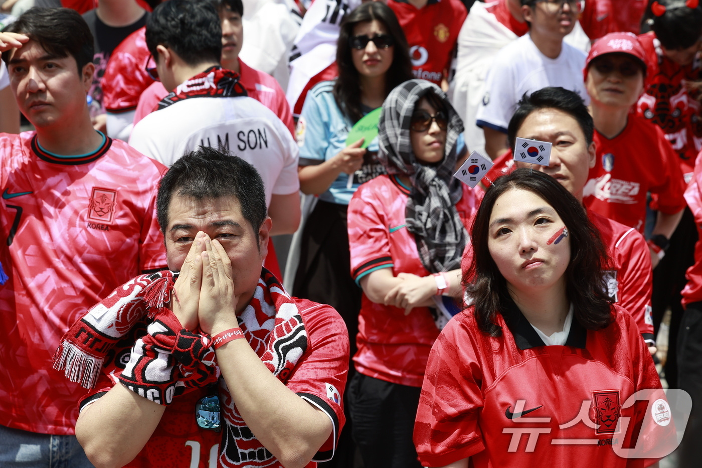 (서울=뉴스1) 안은나 기자 = 축구국가대표팀 공식 서포터즈 붉은악마를 비롯한 시민들이 12일 서울 종로구 광화문광장에서 2026 북중미월드컵 A조 조별리그 1차전 대한민국과 체코 …
