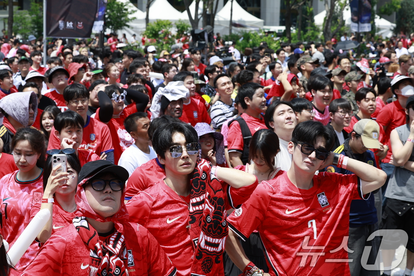 (서울=뉴스1) 안은나 기자 = 축구국가대표팀 공식 서포터즈 붉은악마를 비롯한 시민들이 12일 서울 종로구 광화문광장에서 2026 북중미월드컵 A조 조별리그 1차전 대한민국과 체코 …