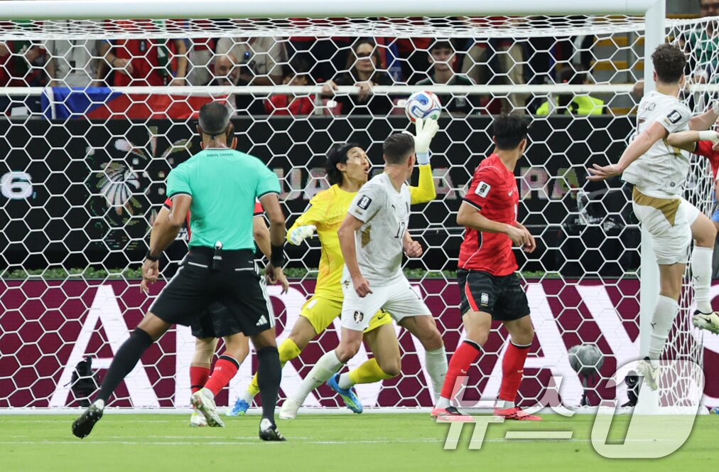본문 이미지 - 대한민국 축구국가대표팀 김승규가 11일(현지시간) 멕시코 할리스코주 사포판 과달라하라 스타디움에서 열린 2026 북중미 월드컵 A조 조별리그 1차전 대한민국과 체코의 경기에서 체코 크레이치에게 선제골을 허용하고 있다. 2026.6.12 ⓒ 뉴스1 박지혜 기자