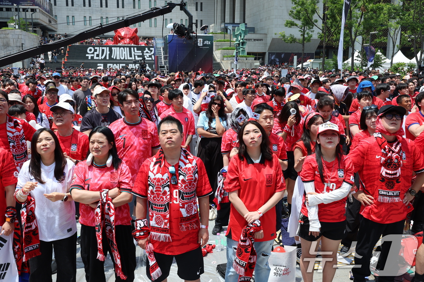 (서울=뉴스1) 안은나 기자 = 축구국가대표팀 공식 서포터즈 붉은악마를 비롯한 시민들이 12일 서울 종로구 광화문광장에서 2026 북중미월드컵 A조 조별리그 1차전 대한민국과 체코 …