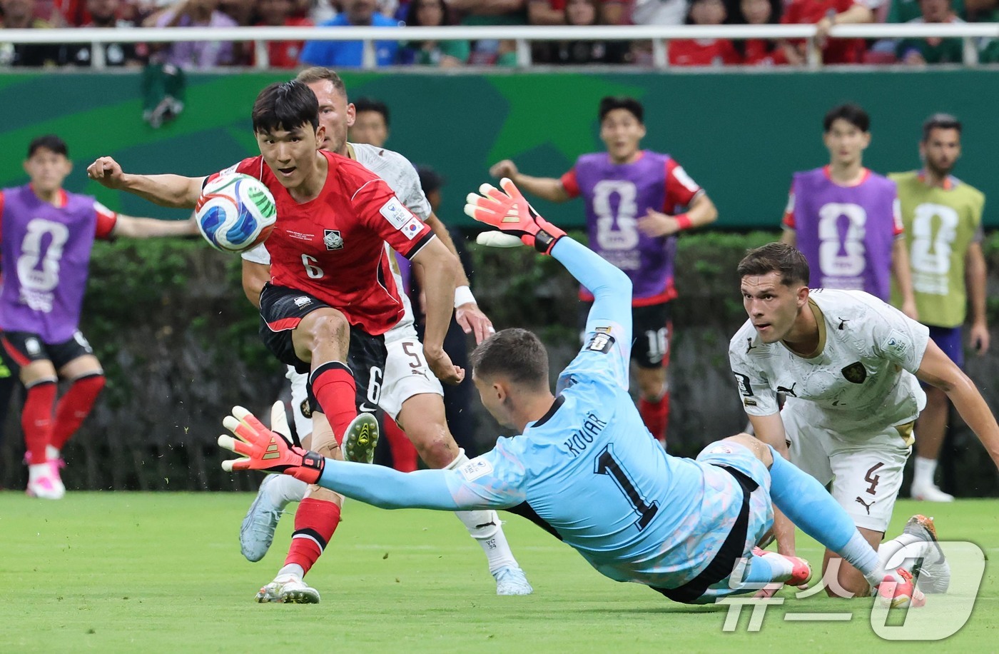 (과달라하라(멕시코)=뉴스1) 임세영 기자 = 대한민국 축구국가대표팀 황인범이 11일(현지시간) 멕시코 할리스코주 사포판 과달라하라 스타디움에서 열린 2026 북중미 월드컵 A조 …