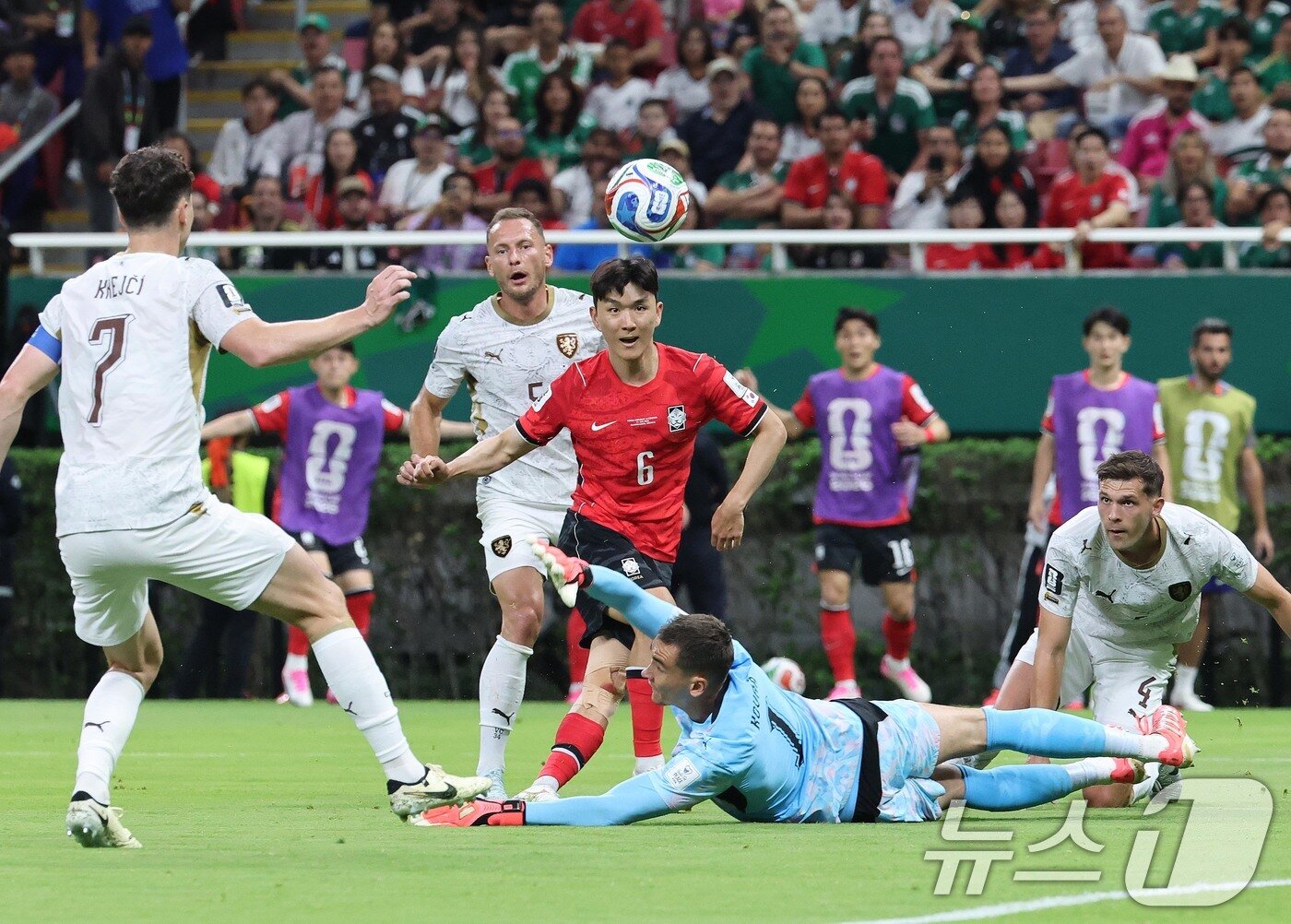 본문 이미지 - 대한민국 축구국가대표팀 황인범이 11일(현지시간) 멕시코 할리스코주 사포판 과달라하라 스타디움에서 열린 2026 북중미 월드컵 A조 조별리그 1차전 대한민국과 체코의 경기에서 동점골을 넣고 있다. 2026.6.12 ⓒ 뉴스1 임세영 기자