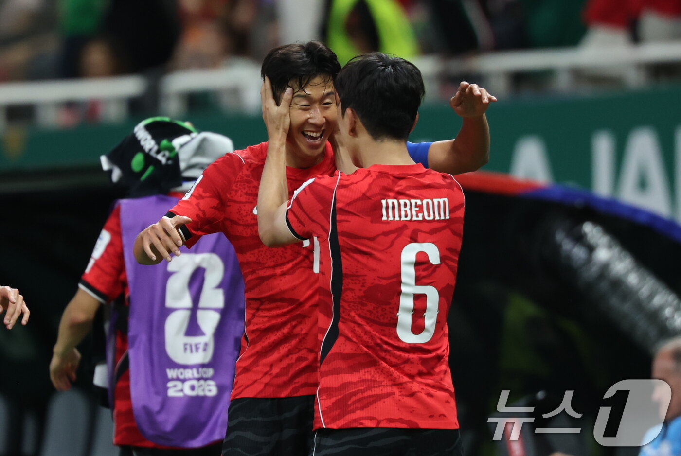 본문 이미지 - 대한민국 축구국가대표팀 황인범이 11일(현지시간) 멕시코 할리스코주 사포판 과달라하라 스타디움에서 열린 2026 북중미 월드컵 A조 조별리그 1차전 대한민국과 체코의 경기에서 동점골을 넣은 후 손흥민과 함께 기뻐하고 있다. 2026.6.12 ⓒ 뉴스1 박지혜 기자