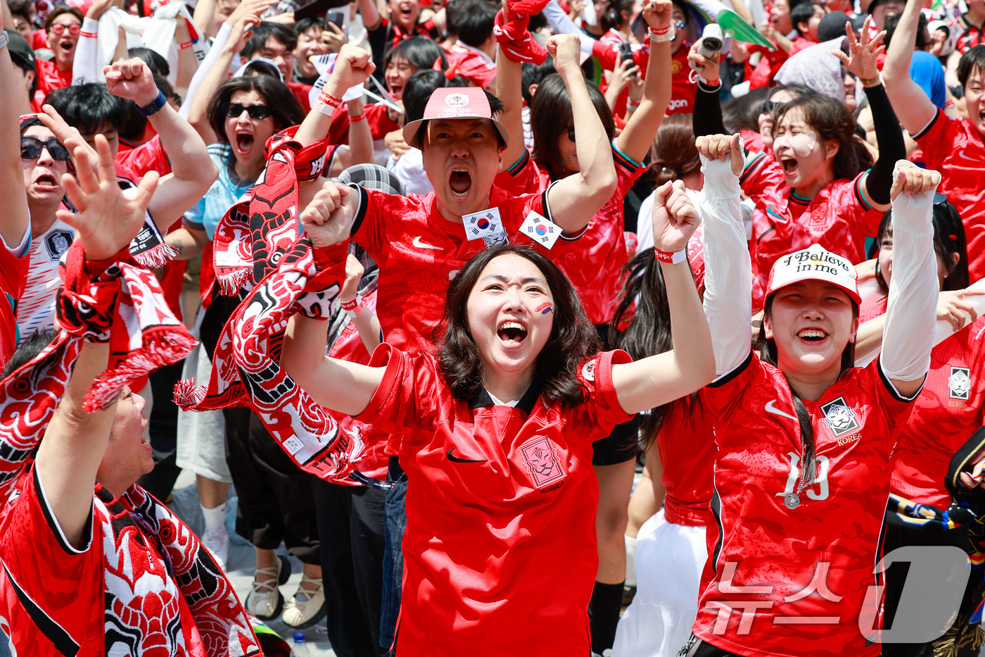(서울=뉴스1) 안은나 기자 = 축구국가대표팀 공식 서포터즈 붉은악마를 비롯한 시민들이 12일 서울 종로구 광화문광장에서 2026 북중미월드컵 A조 조별리그 1차전 대한민국과 체코 …