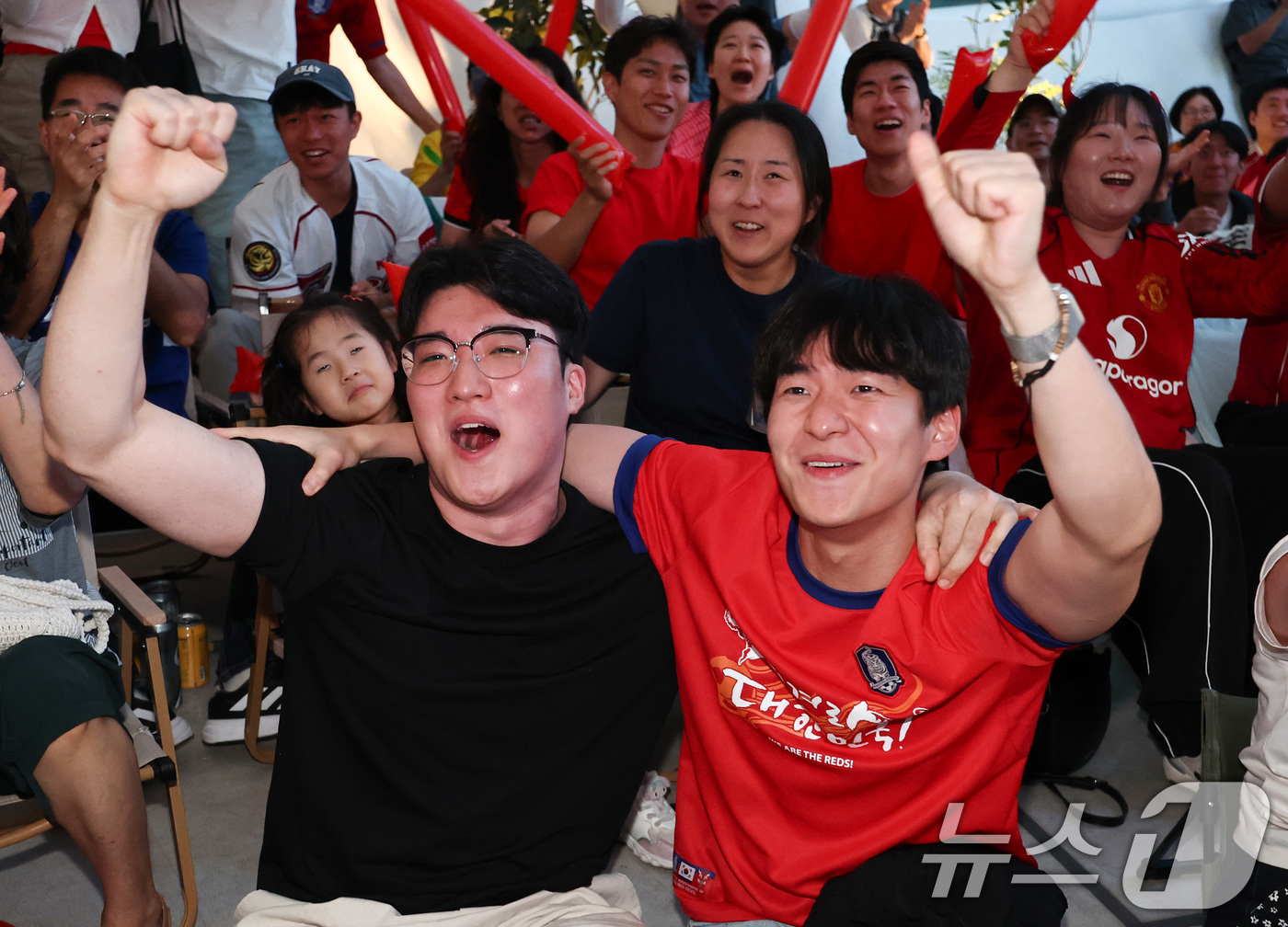 (서울=뉴스1) 최지환 기자 = 시민들이 12일 서울 성동구 뚝섬한강공원 복합문화공간 한강플플에서 2026 북중미월드컵 A조 조별리그 1차전 대한민국과 체코의 경기를 화면으로 지켜 …