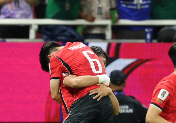 '중원 사령관' 황인범, 체코전 1골1도움…역전골 오현규와 행복한 포옹