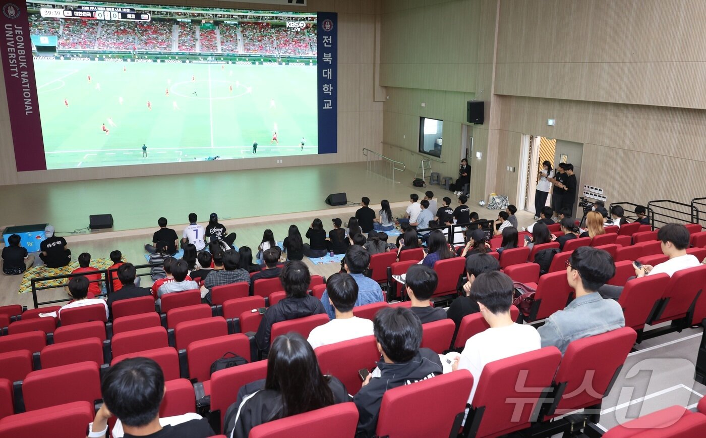 본문 이미지 - 대한민국 축구 국가대표팀의 2026 국제축구연맹(FIFA) 북중미 월드컵 조별리그 첫 경기가 열린 12일 전북 전주시 전북대학교 학생타운 4층 강당에서 대표팀을 응원하기 위해 모인 학생들이 경기를 시청하고 있다. 2026.6.12 ⓒ 뉴스1 유경석 기자
