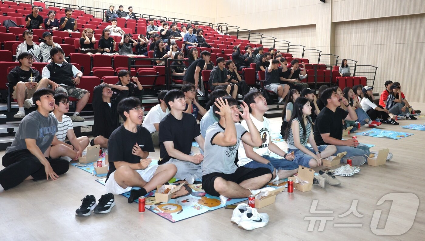 본문 이미지 - 대한민국 축구 국가대표팀의 2026 국제축구연맹(FIFA) 북중미 월드컵 조별리그 첫 경기가 열린 12일 전북 전주시 전북대학교 학생타운 4층 강당에서 대표팀을 응원하기 위해 모인 학생들이 경기를 시청하고 있다. 2026.6.12 ⓒ 뉴스1 유경석 기자