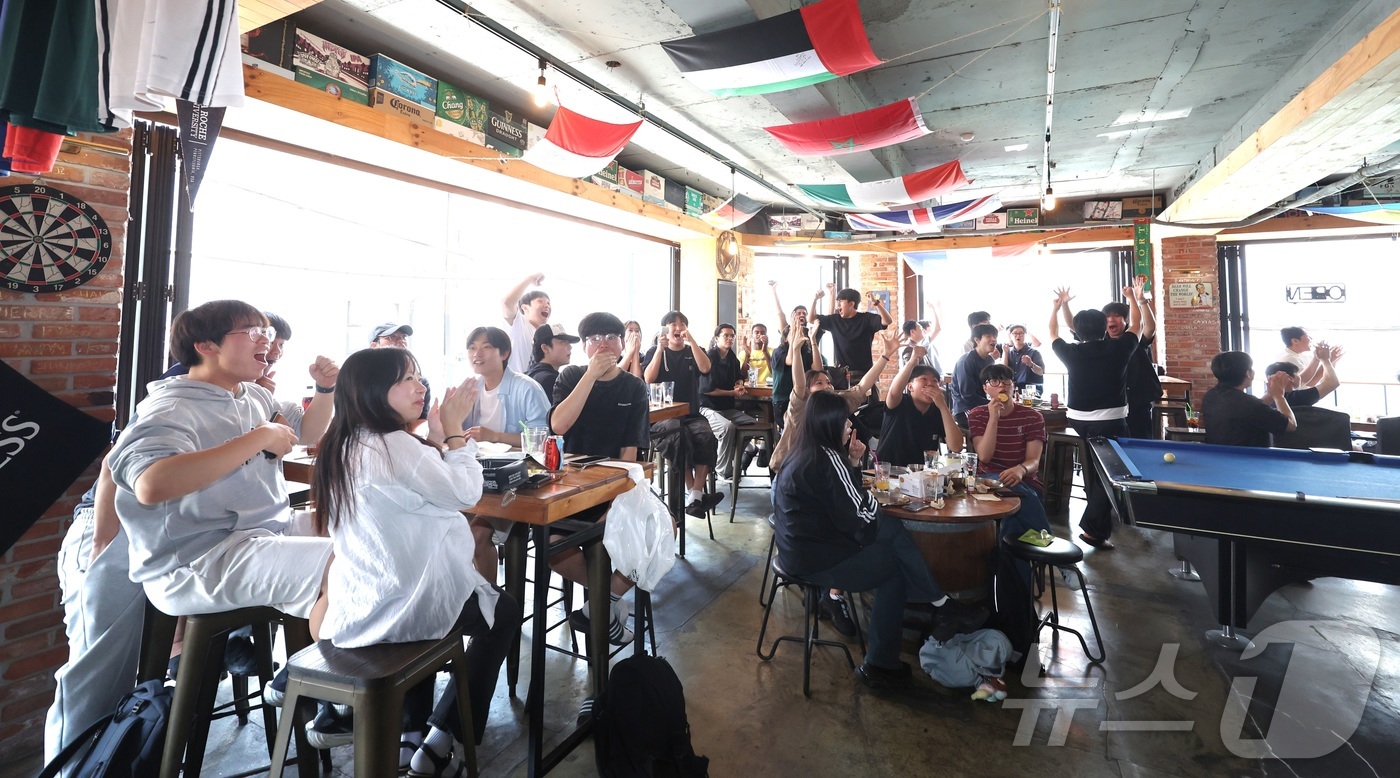 (전주=뉴스1) 유경석 기자 = 대한민국 축구 국가대표팀의 2026 국제축구연맹(FIFA) 북중미 월드컵 조별리그 첫 경기가 열린 12일 전북 전주시 한 상가에서 시민들이 경기를 …