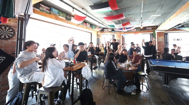 동점골에 환호하는 시민들