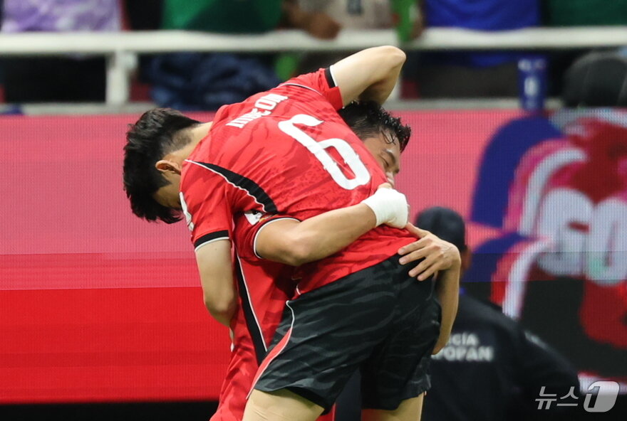 본문 이미지 - 대한민국 축구국가대표팀 오현규가 11일(현지시간) 멕시코 할리스코주 사포판 과달라하라 스타디움에서 열린 2026 북중미 월드컵 A조 조별리그 1차전 대한민국과 체코의 경기에서 역전골을 넣은 뒤 어시스트를 한 황인범과 기쁨을 나누고 있다. 2026.6.12 ⓒ 뉴스1 박지혜 기자