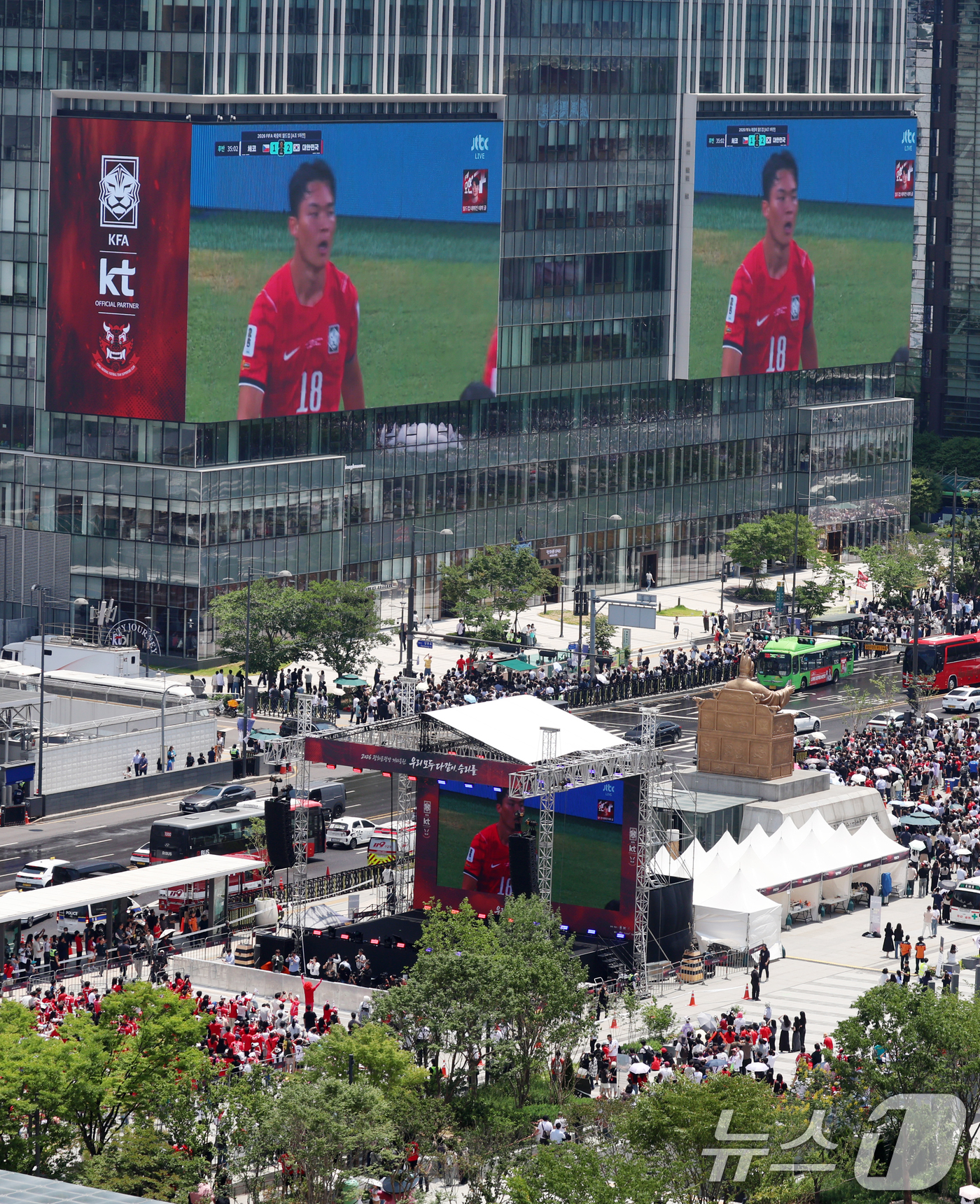 (서울=뉴스1) 김명섭 기자 = 축구국가대표팀 공식 서포터즈 붉은악마를 비롯한 시민들이 12일 서울 종로구 광화문광장에서 2026 북중미월드컵 A조 조별리그 1차전 대한민국과 체코 …