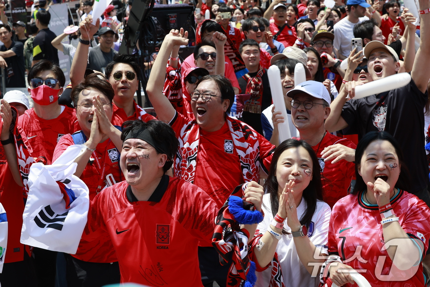 (서울=뉴스1) 안은나 기자 = 축구국가대표팀 공식 서포터즈 붉은악마를 비롯한 시민들이 12일 서울 종로구 광화문광장에서 2026 북중미월드컵 A조 조별리그 1차전 대한민국과 체코 …