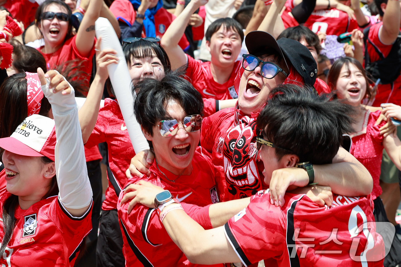 (서울=뉴스1) 안은나 기자 = 축구국가대표팀 공식 서포터즈 붉은악마를 비롯한 시민들이 12일 서울 종로구 광화문광장에서 2026 북중미월드컵 A조 조별리그 1차전 대한민국과 체코 …