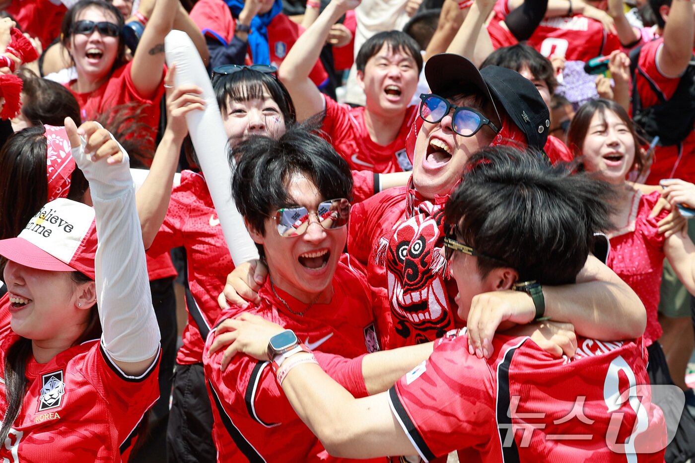 본문 이미지 - 축구국가대표팀 공식 서포터즈 붉은악마를 비롯한 시민들이 12일 서울 종로구 광화문광장에서 2026 북중미월드컵 A조 조별리그 1차전 대한민국과 체코의 경기 후반전을 화면으로 지켜보며 거리응원을 펼치던 중 황인범의 동점골에 환호하고 있다. 2026.6.12 ⓒ 뉴스1 안은나 기자
