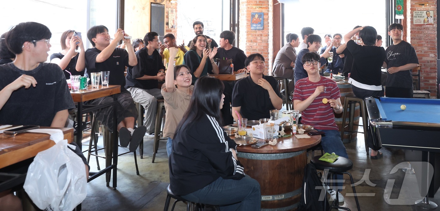 (전주=뉴스1) 유경석 기자 = 대한민국 축구 국가대표팀의 2026 국제축구연맹(FIFA) 북중미 월드컵 조별리그 첫 경기가 열린 12일 전북 전주시 한 상가에서 시민들이 경기를 …
