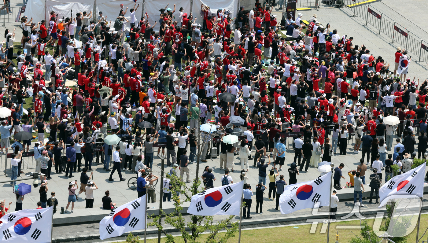(서울=뉴스1) 김명섭 기자 = 축구국가대표팀 공식 서포터즈 붉은악마를 비롯한 시민들이 12일 서울 종로구 광화문광장에서 2026 북중미월드컵 A조 조별리그 1차전 대한민국과 체코 …