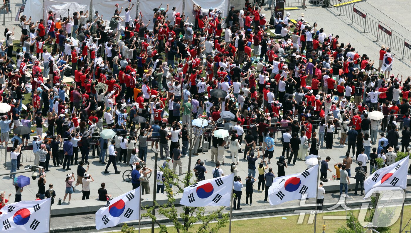 본문 이미지 - 축구국가대표팀 공식 서포터즈 붉은악마를 비롯한 시민들이 12일 서울 종로구 광화문광장에서 2026 북중미월드컵 A조 조별리그 1차전 대한민국과 체코의 경기를 화면으로 지켜보며 오현규의 역전골에 환호하고 있다. 2026.6.12 ⓒ 뉴스1 김명섭 기자
