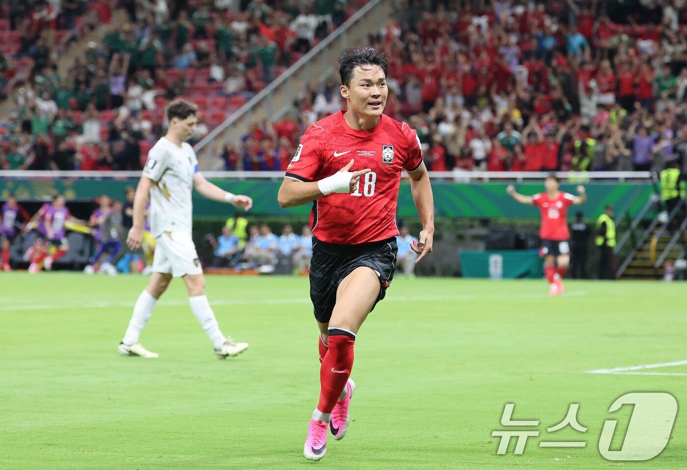 본문 이미지 - 대한민국 축구국가대표팀 오현규가 11일(현지시간) 멕시코 할리스코주 사포판 과달라하라 스타디움에서 열린 2026 북중미 월드컵 A조 조별리그 1차전 대한민국과 체코의 경기에서 역전골을 넣고 환호하고 있다. 2026.6.12 ⓒ 뉴스1 임세영 기자